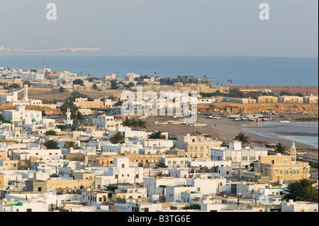 Oman, région de Sharqiya, Sur. Vue de la ville de Tours sur Ayajh / Matin Banque D'Images