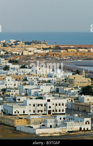 Oman, région de Sharqiya, Sur. Vue de la ville de Tours sur Ayajh / Matin Banque D'Images