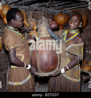 La Tanzanie, Ngorongoro, Eyasi escarpement. Deux femmes s'acquitter de leurs Datoga accueil une grande calebasse, qui sera utilisé pour f Banque D'Images