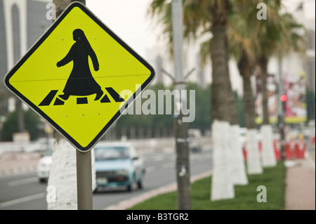 Qatar, Doha, Ad Dawhah. Arabian passage piétons signe / Al-Corniche Street Banque D'Images