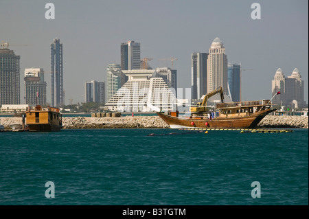 Qatar, Doha, Ad Dawhah. Port de boutres- Vue vers West Bay Banque D'Images