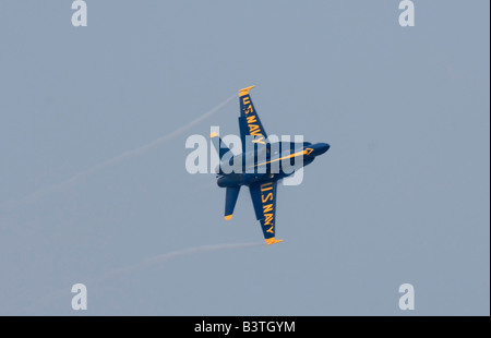 Boeing F/A-18 de l'US Navy Blue Angels de l'équipe de démonstration en vol d'effectuer à leur base d'été, NAS Pensacola en Floride. Banque D'Images