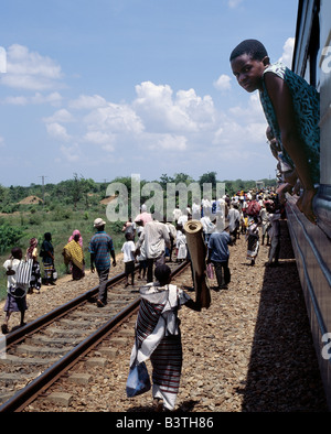 La Tanzanie, le Centre de la Tanzanie, Fuga s'arrêter. Construit par la République populaire de Chine dans les années 1960, le chemin de fer Tazara passe par certains pays à l'spectaculaire link le principal port de la Tanzanie à Dar-es-Salaam avec Kapiri Mposhi dans le Nord de la Zambie, la ceinture de cuivre. Il est devenu en Zambie, la bouée de cuivre à l'exportation au cours des années de l'apartheid en Afrique du Sud. Banque D'Images