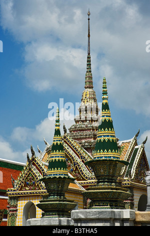 Des offrandes symboliques en forme de cône appelé Mak Phanom situé sur la terrasse en marbre, Wat Phra Kaeo, Bangkok, Thaïlande Banque D'Images