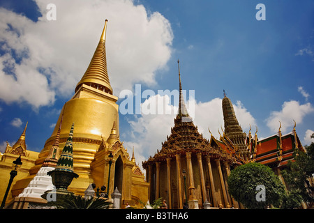 Vue vers le haut de la phra Si Rattana Chedi, le Phra Mondrop, et le Panthéon Royal, Wat Phra Kaeo, Bangkok, Thaïlande Banque D'Images