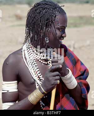 La Tanzanie, Arusha, le lac Eyasi. Datoga un jeune homme en tenue traditionnelle. Ses tresses sont ornés de perles et d'aluminium Banque D'Images