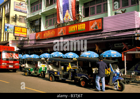 L'Asie, Thaïlande, Bangkok,. Banglamphu Tuk-tuks alignés sur Khao San Road. Banque D'Images