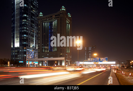 Sheikh Zayed Road à nuit monde API Tower Fairmont Hotel und auf der Sheikh Zayed Road bei nacht Banque D'Images