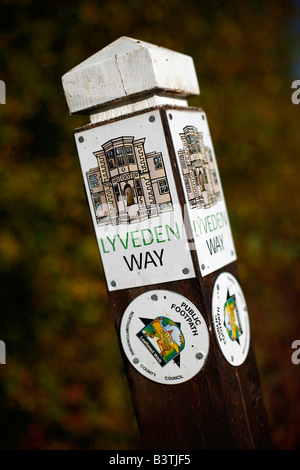 Signes sur un sentier public diriger les promeneurs à Lyveden New Bield Northamptonshire en Angleterre Banque D'Images