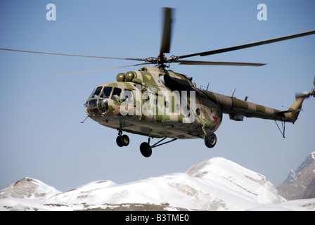 Un hélicoptère MI-8 l'approche militaire du camp de base sur le glacier Inylchek du sud dans les hautes montagnes du Tian Shen du Kirghizistan Banque D'Images