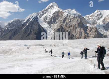 Le glacier Inylchek du sud dans les hautes montagnes du Tian Shen du Kirghizistan Banque D'Images