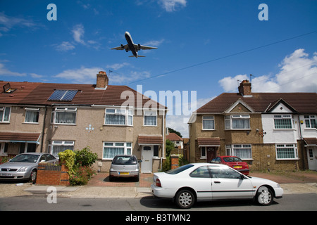 Entrée en avion atterrir à l'aéroport d'Heathrow sur maisons dans Cranford Banque D'Images