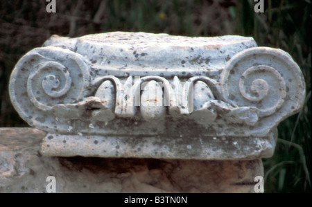 L'Europe, la Turquie, Ephèse. Colonne ionique romain à l'aide de fragments ioniques grec capitale. Banque D'Images