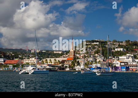 La Martinique. Antilles françaises. West Indies. Ville de Fort-de-France ci-dessous les cumulus. Clocher de cathédrale St Louis est visible Banque D'Images