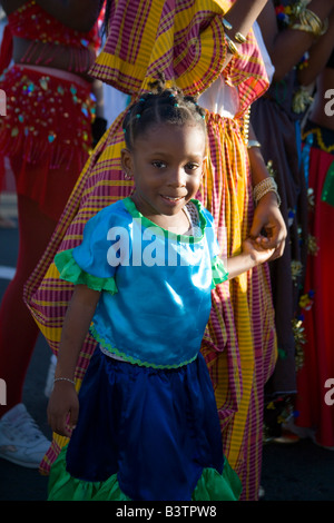 La Martinique. Antilles françaises. West Indies. Fort-de-France. Jeune fille avec sa mère se joint au cours de procession défilé carnavalesque. Banque D'Images