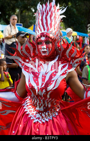 La Martinique. Antilles françaises. West Indies. Fort-de-France. Femme en costume minutieusement dans un défilé pendant le carnaval. Banque D'Images
