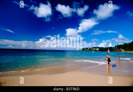 Petites Antilles, Caraïbes, Antilles, Castries, Sainte-Lucie. Sandals Regency St Lucia. Couple waking sur plage. Banque D'Images