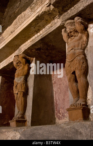 L'Europe, Italie, Campanie, Pompéi. Vue sur Telamons ou colonnes sculptées dans le tepidarium du Forum de bain. Banque D'Images