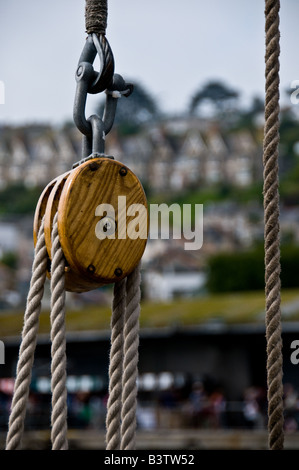 Corde et poulie en bois d'un bloc dans le port de Newlyn Cornwall. Banque D'Images