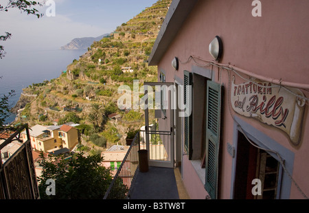 L'Europe, l'Italie, les Cinque Terre, Manarola. Restaurant Trattoria dal Billy à la recherche sur le littoral et la mer. Banque D'Images