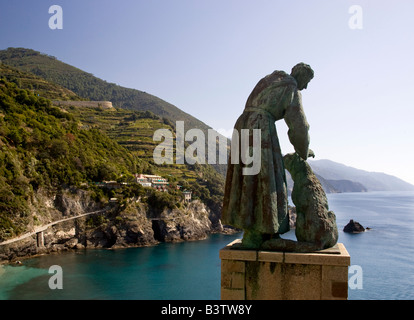 L'Europe, l'Italie, les Cinque Terre, Monterosso. Une statue de saint François d'assise de flatter un chien et donnant sur la mer. Banque D'Images