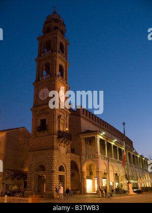 L'Europe, Italie, Faenza. La tour de l'horloge au crépuscule. Banque D'Images