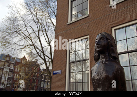 L'Europe, les Pays-Bas (Hollande), aka Amsterdam. La maison d'Anne Frank et musée. Statue d'Anne Frank. Banque D'Images