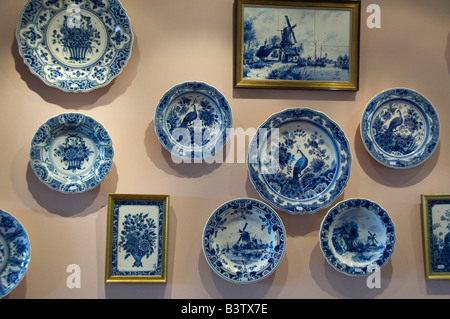 L'Europe, les Pays-Bas (Hollande), aka Delft. Royal Delft usine depuis 1653. Magasin de poterie de Delft. Classique Bleu Delft Pottery. Banque D'Images