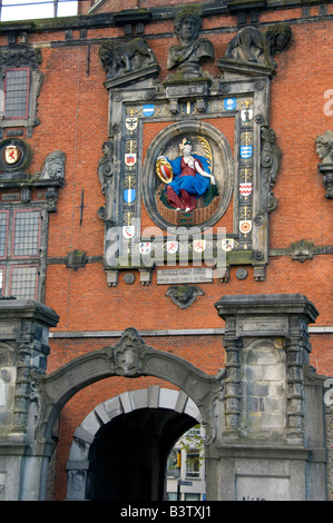 Pays-bas (Hollande), aka Dordrecht. Plus ancienne ville de Hollande. City Gate, Groothoofdspoort (aka Alva gate) lockside vue. Banque D'Images