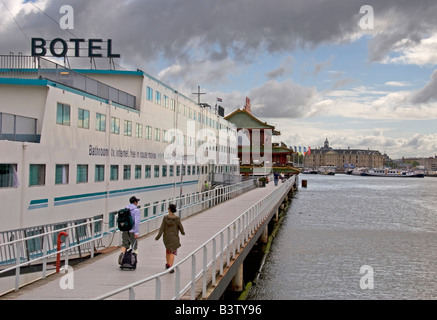 Dam Hotel Un hôtel flottant dans le port d'Amsterdam avec balades touristiques sur la rampe de l'Oosterdok Banque D'Images