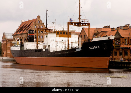 L'Europe, Pologne, Gdansk. Museum Ship SS Soldek amarré sur la rivière Motlawa. Banque D'Images