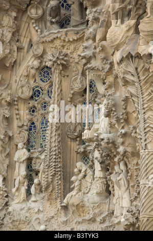 Espagne, Barcelone. La Sagrada Familia de Gaudi, détail de la façade de la Nativité. Banque D'Images