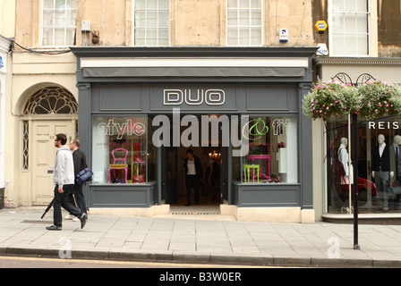 Milsom Street à Bath en Angleterre le Duo shoe fashion shop store Banque D'Images