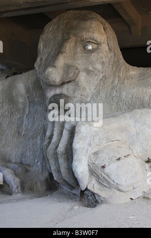 Le Fremont Troll, une statue qui réside sous le pont Aurora à la fin de Troll Avenue North, à Seattle, Washington. Banque D'Images