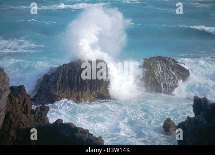 Les vagues de l'Océan Atlantique En pause dans les rochers sur la rive sud, les Bermudes Banque D'Images