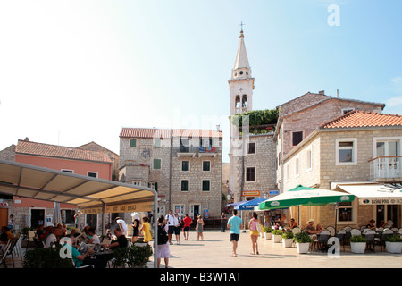 La place principale et l'église à Jelsa, île de Hvar, Croatie, Europe de l'Est Banque D'Images