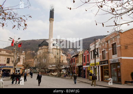 Rue du 16ème siècle rénové avec Sinan Pacha Mosquée , Prizren, Kosovo. Banque D'Images