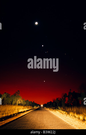 Ciel nocturne et de la route, l'arrière-pays australien Banque D'Images