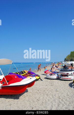 Vue de la plage montrant équipements de sports nautiques, Hanioti, péninsule de Kassandra, Chalcidique, Macédoine Centrale, Grèce Banque D'Images