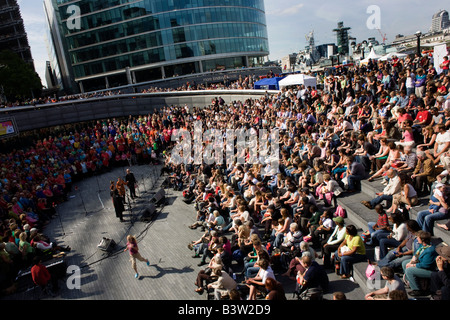 Audience à l'écoute de chansons pour Wateraid par les multinationales 1000-voice choir à l'écope lors du Festival de Londres Thames Banque D'Images