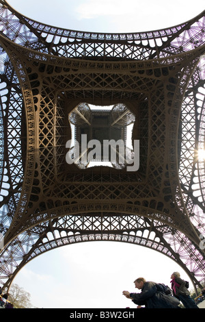 La Tour Eiffel sous les yeux de poisson grand angle en dessous à la vue de la lumière du jour jour jour Paris France Europe UE Banque D'Images