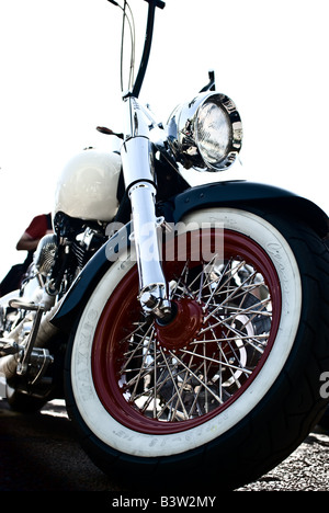 Moto Harley Davidson avec mur blanc pneus sur jantes rouge. Grande hauteur guidon et crème de peinture sur le réservoir. Banque D'Images