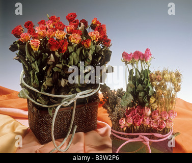 Avec des arrangements de fleurs roses Banque D'Images