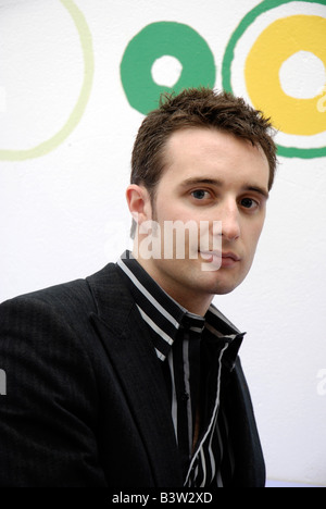 Beau jeune homme d'affaires dans un bureau intérieur moderne funky Banque D'Images