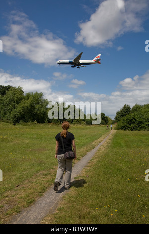 Entrée en avion atterrir à l'aéroport d'Heathrow de Londres près de la boucle à Cranford Banque D'Images