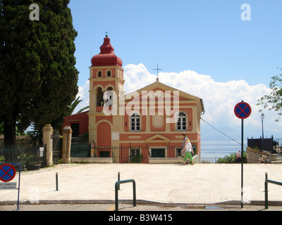 Petite église avec clocher, côté nord-est de l'Esplanade, la ville de Corfou, Grèce. Banque D'Images