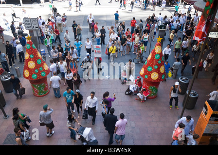 Les acheteurs de Noël de dernière minute dans la région de Pitt Street Mall, le centre de Sydney, le quartier commerçant. Banque D'Images