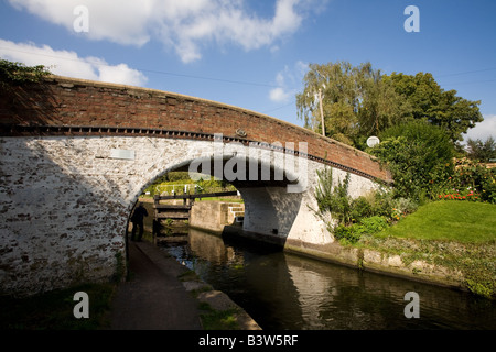 Pont canal sur le Canal Grand Union au Black Jack's lock au Harefield Middlesex UK Banque D'Images
