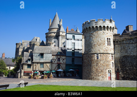 CHÂTEAU DU 11E SIÈCLE ET MAISON À COLOMBAGES VITRE BRETAGNE FRANCE EUROPE Banque D'Images