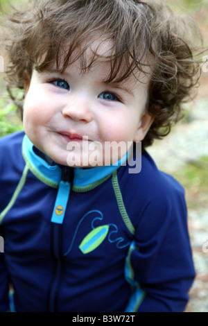 Portrait de blue-eyed baby boy smiling Banque D'Images